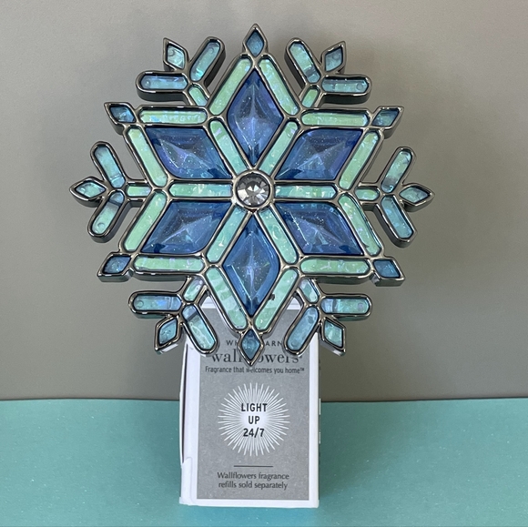 Bath and Body Works • Stained Glass Snowflake Nightlight - Picture 3 of 11